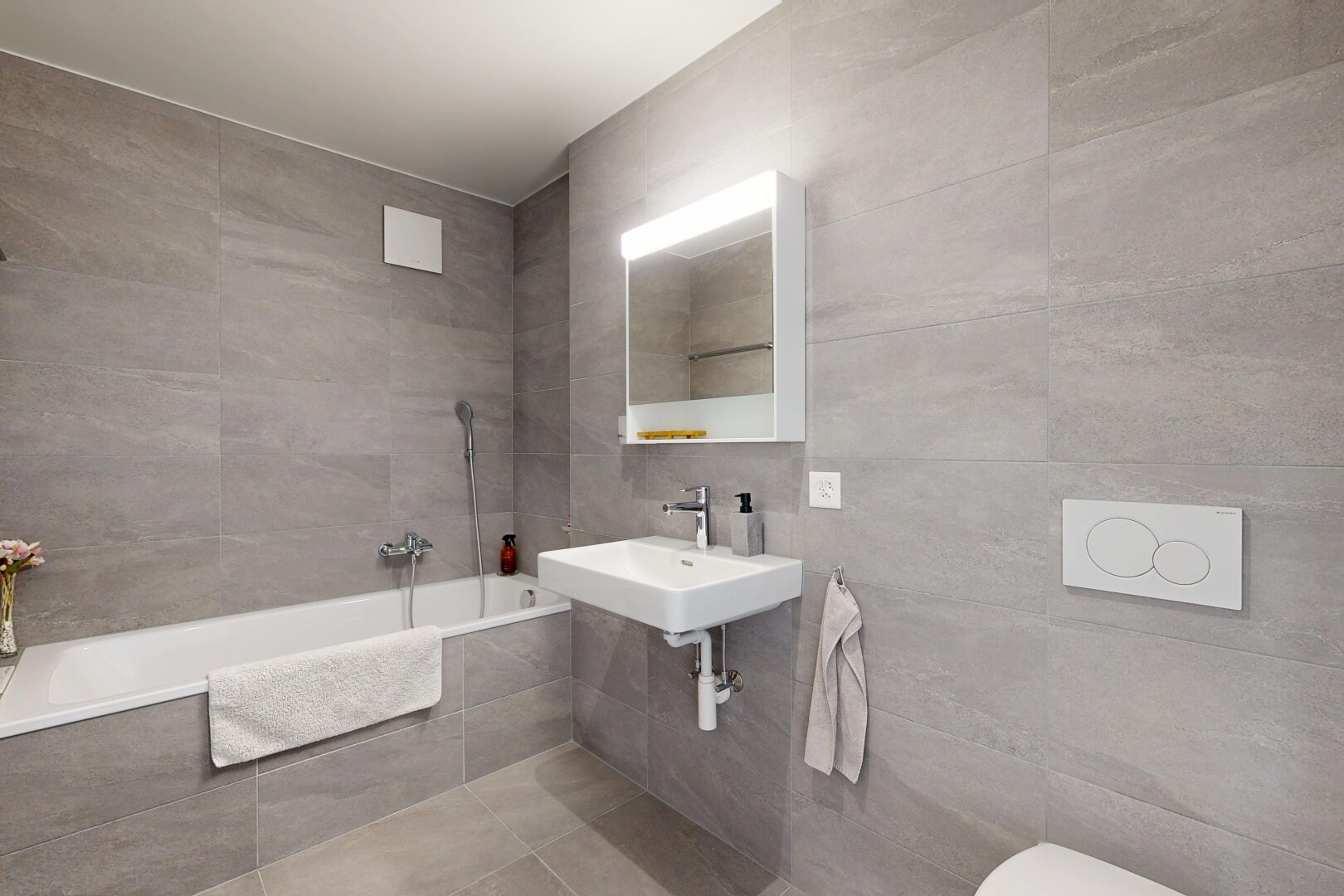 bathroom featuring tile walls and tiled shower / bath