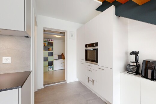 cuisine avec four, armoires blanches, white cabinets, inside property, et light floor