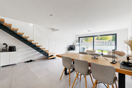salle à manger avec concrete tile, lumière naturelle, natural light, cloison sèche, et drywall
