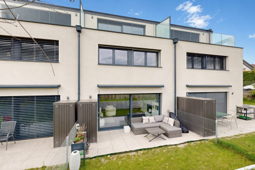 façade avec bardage en stuc, terrasse, day time, property visible, et espace de vie extérieur