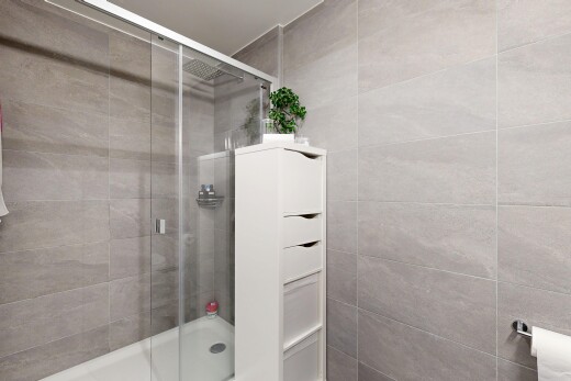 salle de bains avec douche, salle de bain complète, et inside property
