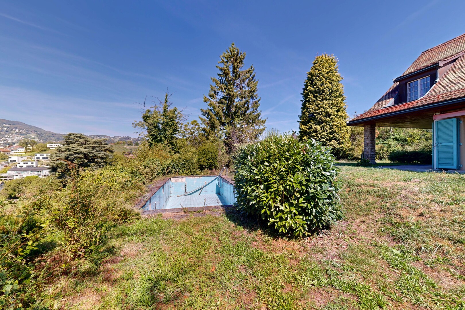 jardin avec from property, day time, abri anti-tempête, et pelouse