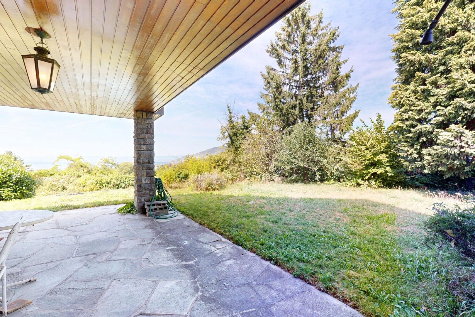 jardin avec pelouse, from property, terrasse, day time, et view focus