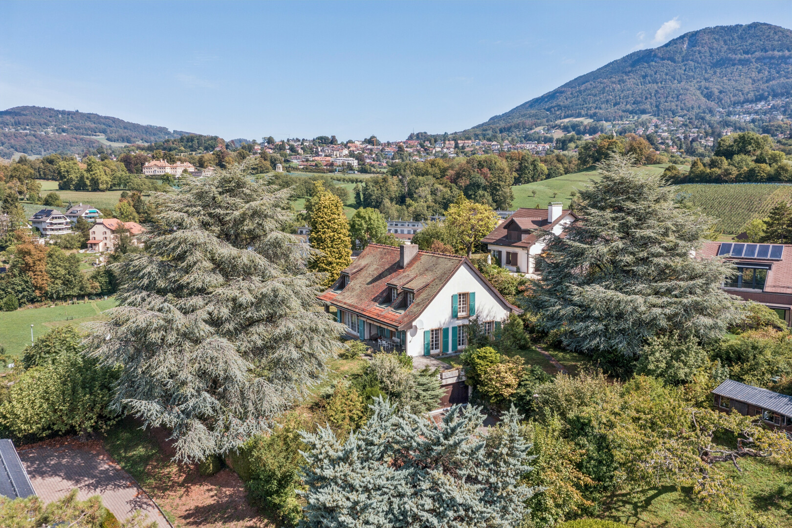 vue sur la montagne avec mountain view, vue sur la montagne, property visible, day time, et woods view
