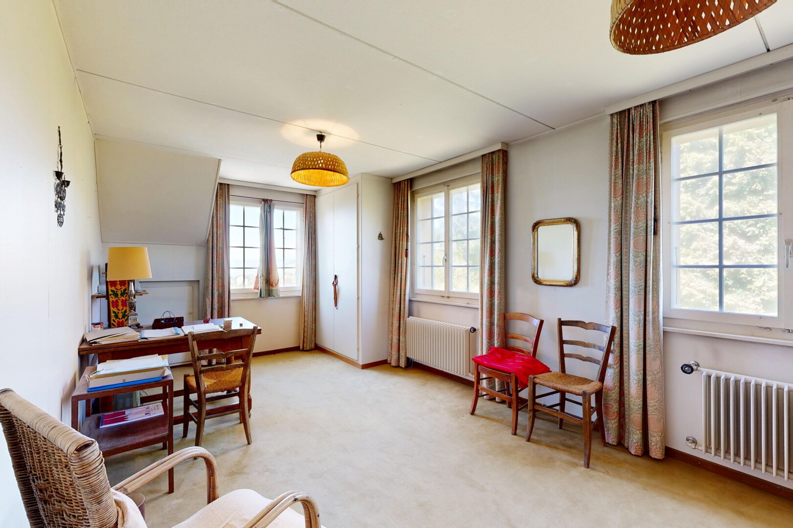 salle à manger avec radiateur, lumière naturelle, cloison sèche, drywall, et inside property