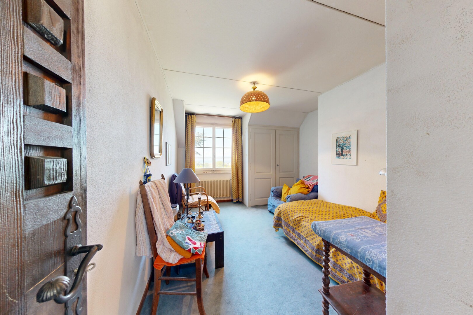 chambre avec moquette, carpet, lumière naturelle, inside property, et radiateur