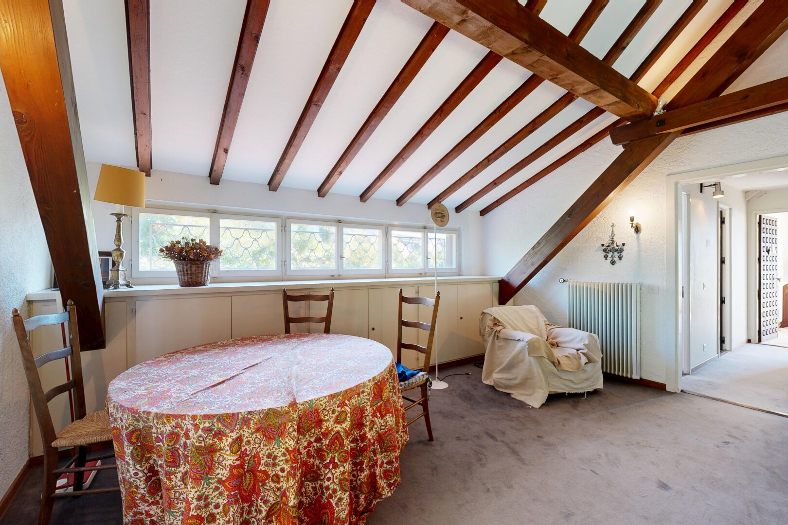 salle à manger avec beamed ceiling, plafond à poutres, radiateur, vaulted ceiling, et plafond voûté