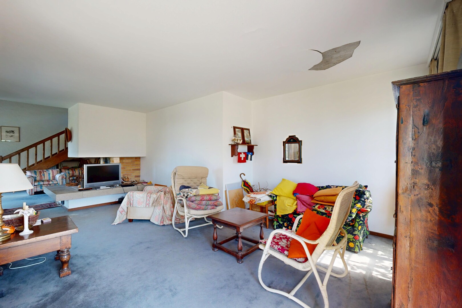 salon avec escaliers, moquette, carpet, cloison sèche, et drywall
