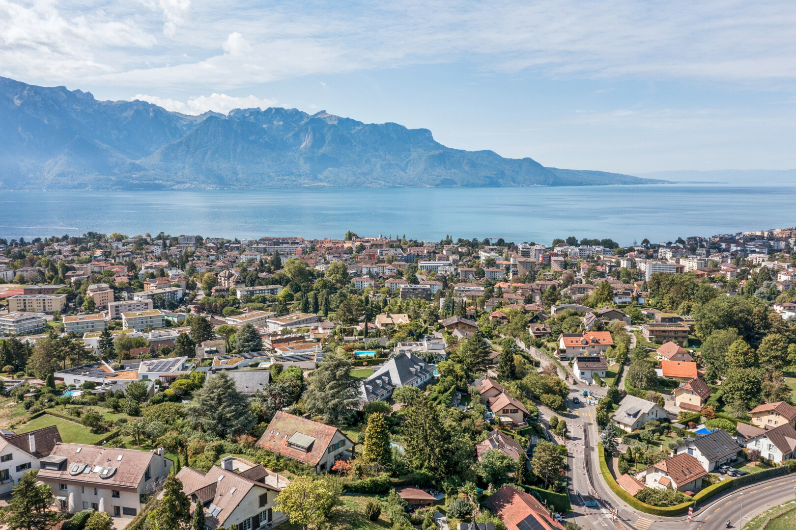 vue sur la montagne avec day time, water view, vue sur l'eau, residential view, et vue résidentielle