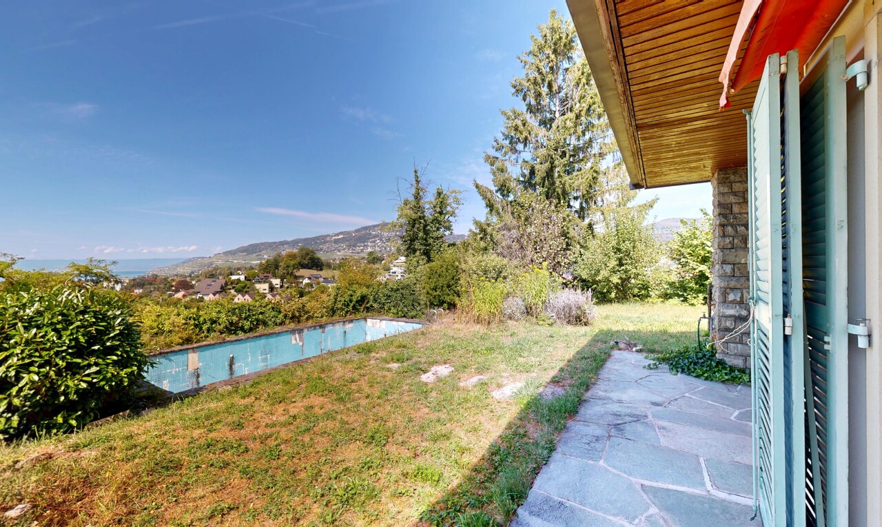 jardin avec view focus, from property, pelouse, day time, et mountain view