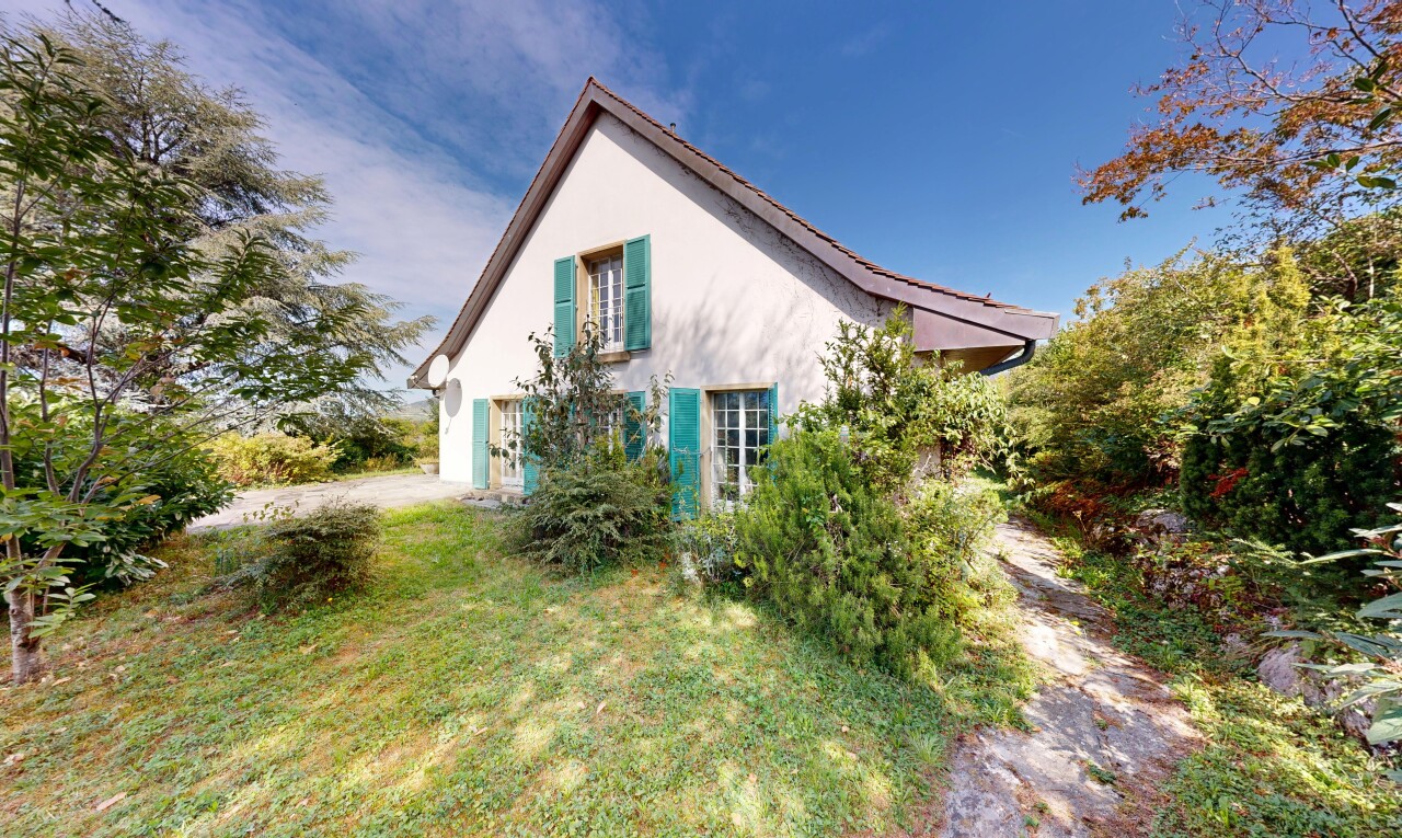 façade avec property visible, pelouse, from property, day time, et bardage en stuc