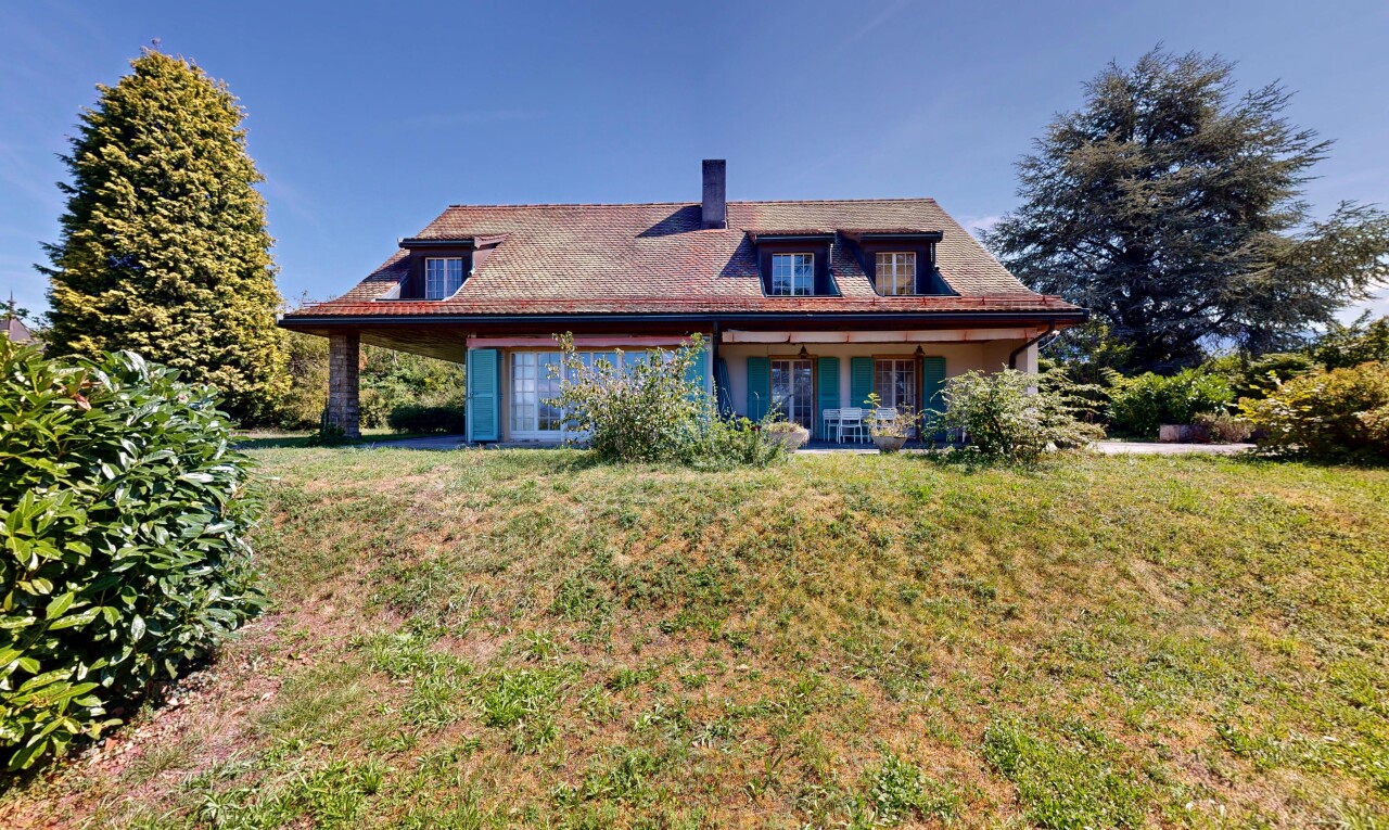 façade avec property visible, pelouse, toit mansardé, from property, et day time