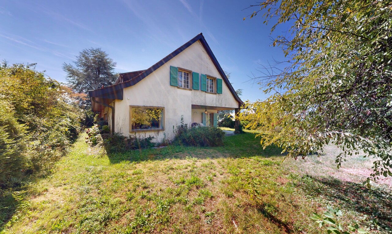 façade avec property visible, pelouse, from property, et day time
