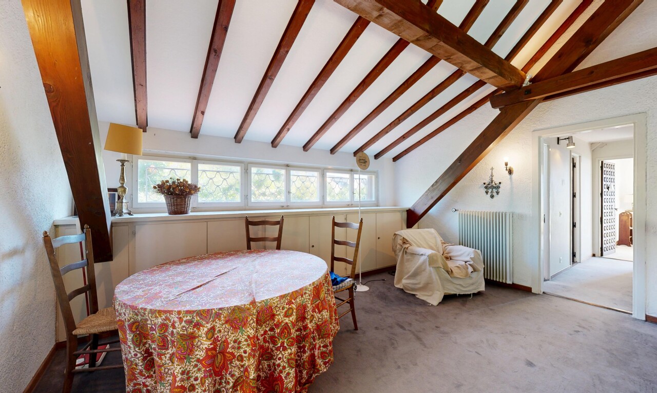 salle à manger avec beamed ceiling, plafond à poutres, radiateur, vaulted ceiling, et plafond voûté