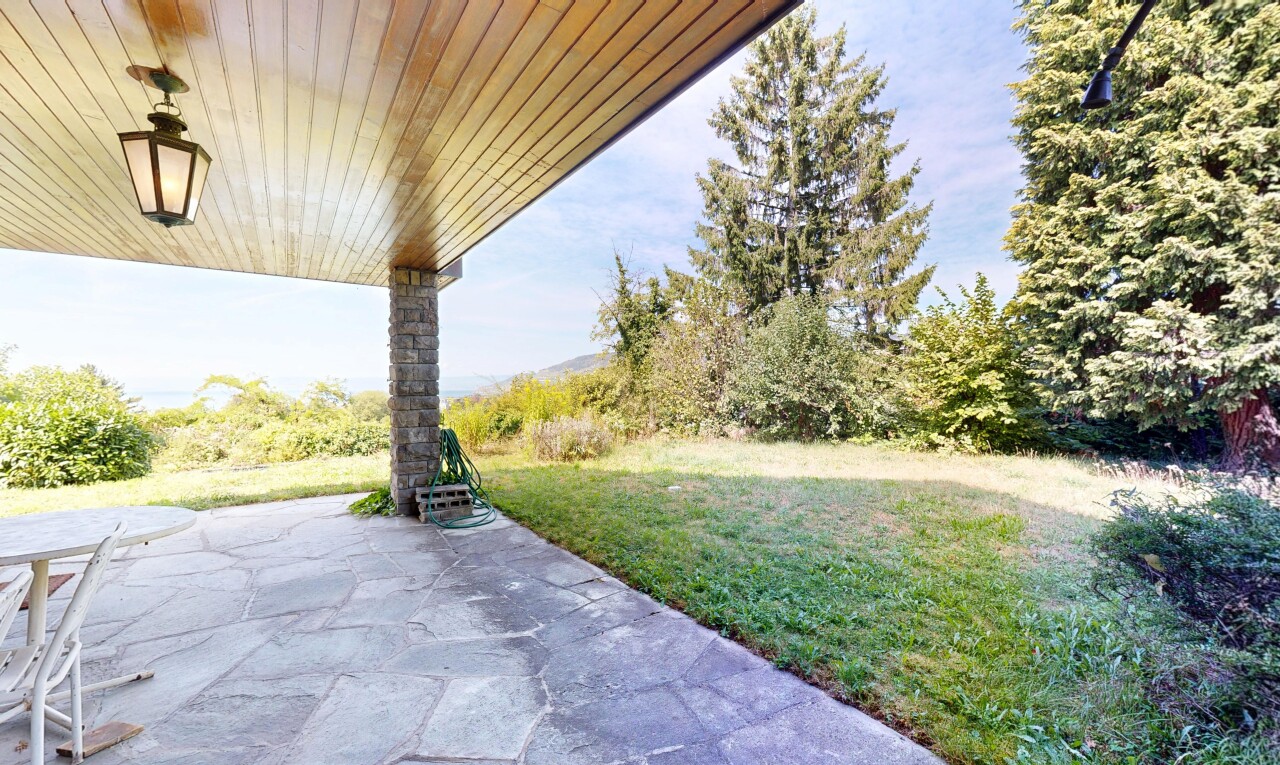 jardin avec pelouse, from property, terrasse, day time, et view focus