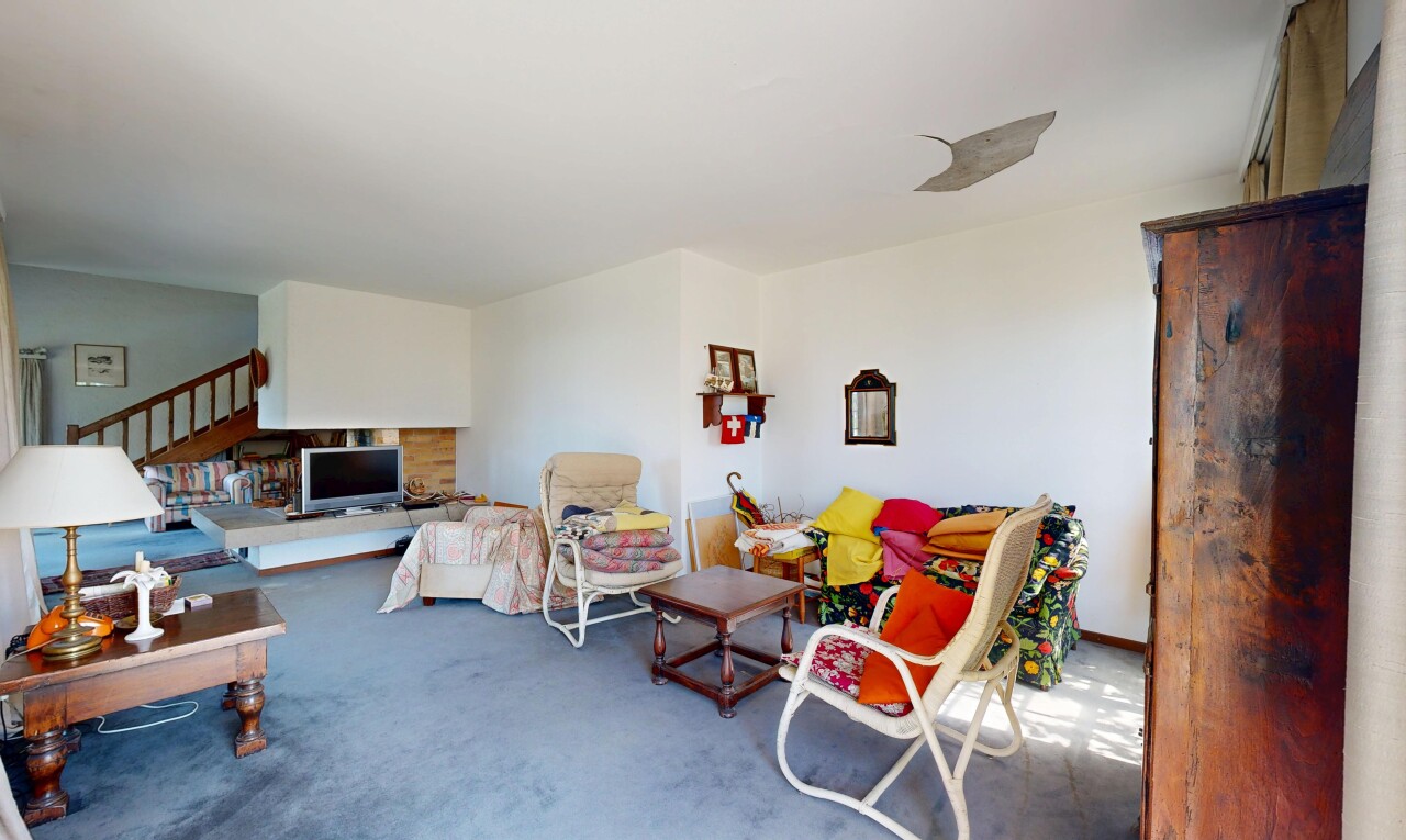 salon avec escaliers, moquette, carpet, cloison sèche, et drywall