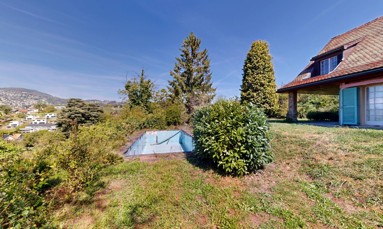 jardin avec from property, day time, abri anti-tempête, et pelouse