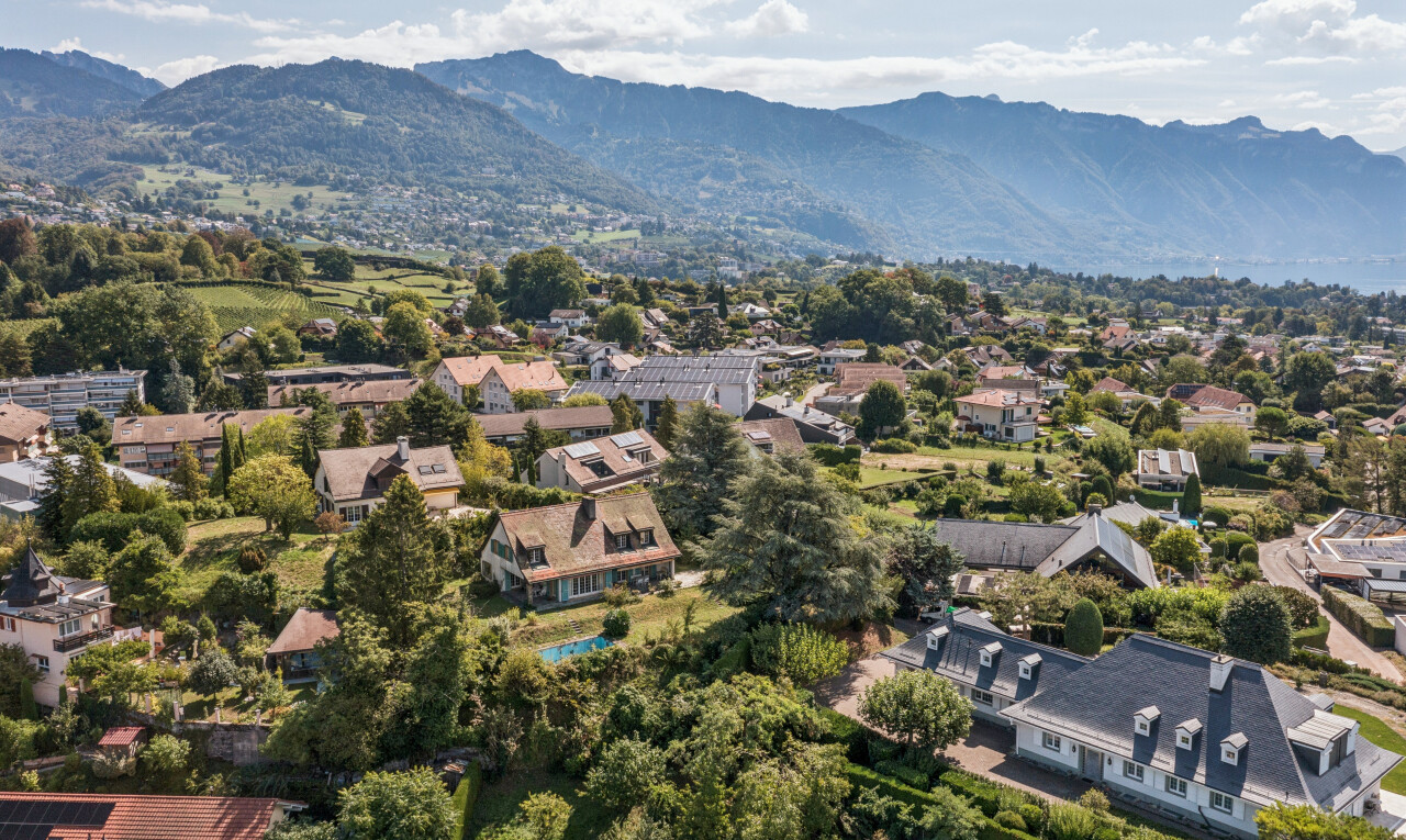 vue sur la montagne avec mountain view, vue sur la montagne, neighborhood view, day time, et residential view