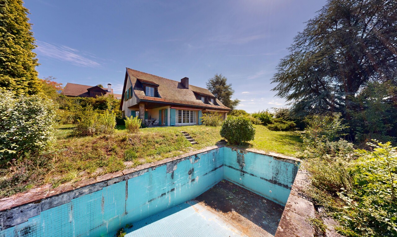 piscine avec day time, property visible, pelouse, et from property