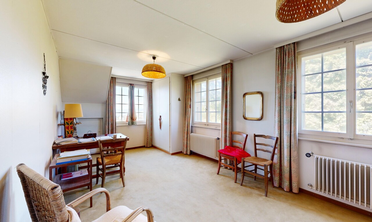 salle à manger avec radiateur, lumière naturelle, cloison sèche, drywall, et inside property
