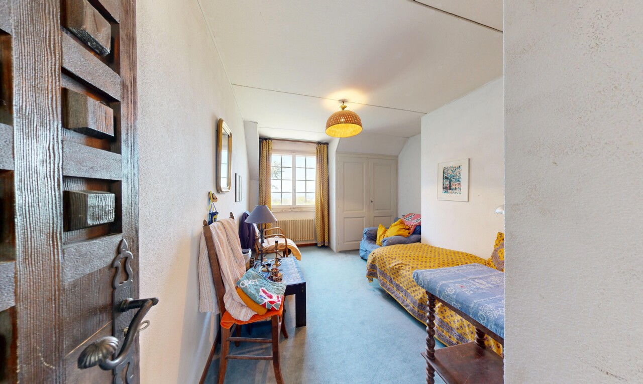 chambre avec moquette, carpet, lumière naturelle, inside property, et radiateur