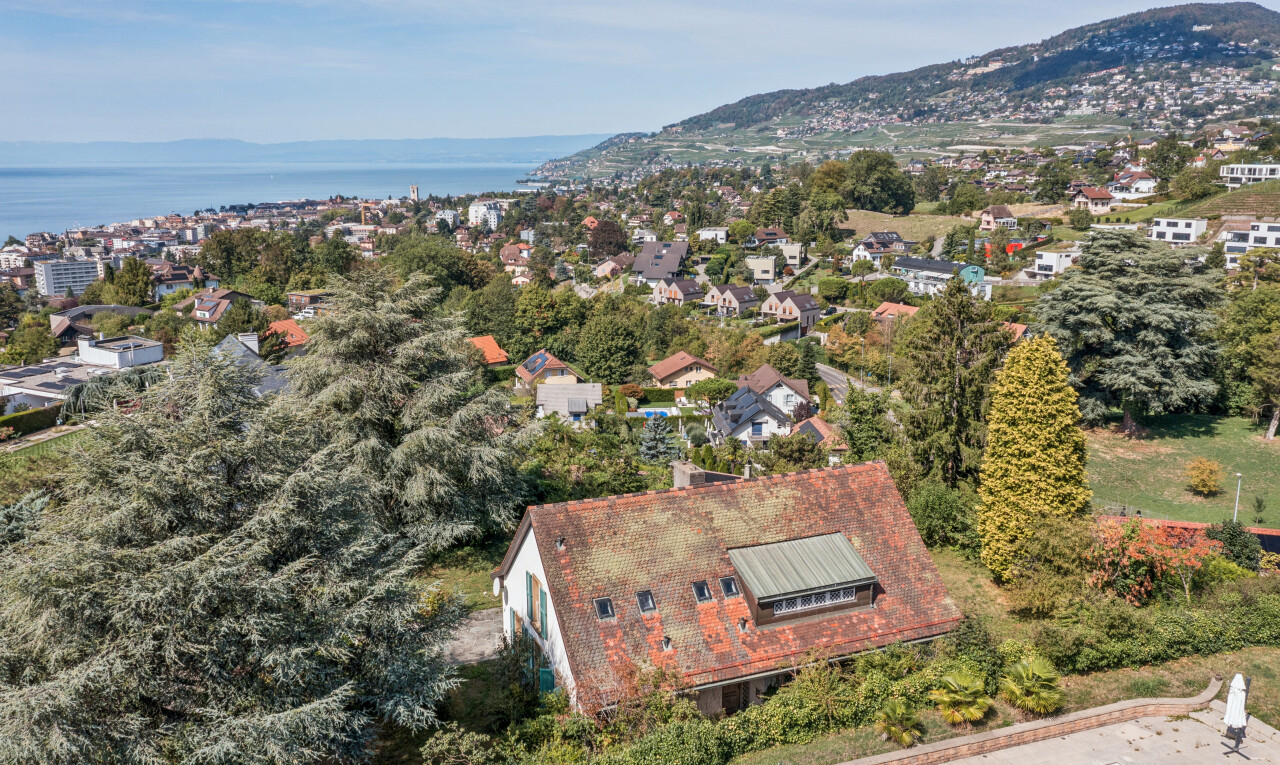 vue sur la montagne avec day time, neighborhood view, water view, vue sur l'eau, et residential view