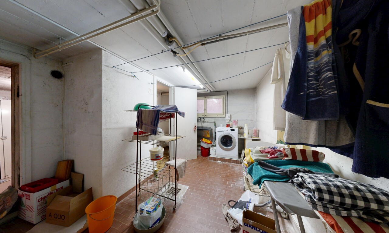 buanderie avec lumière naturelle, inside property, lave-linge et sèche-linge, et sous-sol