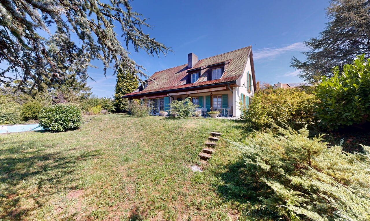façade avec property visible, from property, pelouse, toit mansardé, et day time
