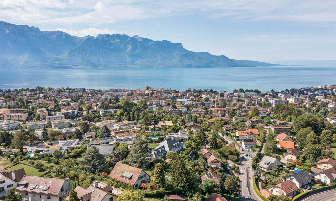 vue sur la montagne avec day time, water view, vue sur l'eau, residential view, et vue résidentielle