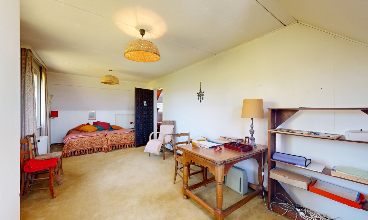 chambre avec vaulted ceiling, plafond voûté, carpet, moquette, et inside property