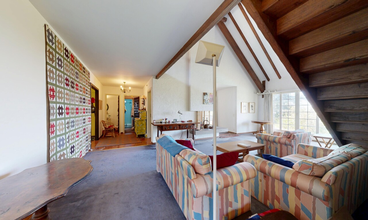 salon avec escaliers, high end ceiling, plafond voûté, vaulted ceiling, et inside property