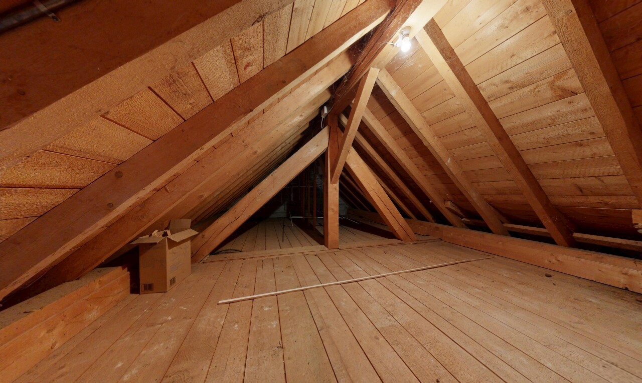 détails avec attic, attic / basement / garage, wood ceiling, plafond en bois, et power working