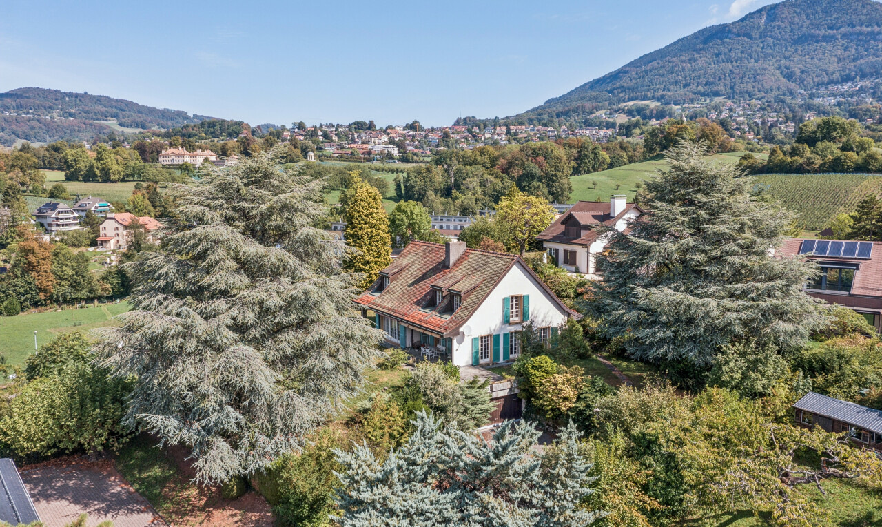 vue sur la montagne avec mountain view, vue sur la montagne, property visible, day time, et woods view