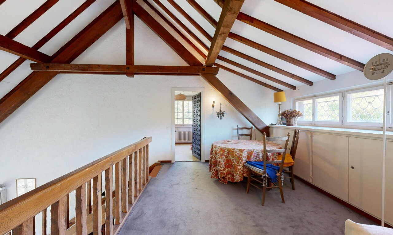 salle à manger avec vaulted ceiling, plafond voûté, high end ceiling, beamed ceiling, et plafond à poutres