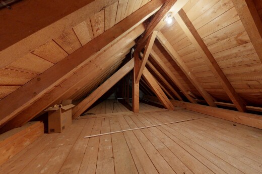 détails avec attic, attic / basement / garage, wood ceiling, plafond en bois, et power working
