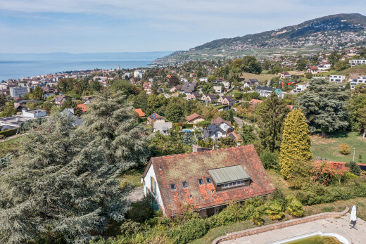 vue sur la montagne avec day time, neighborhood view, water view, vue sur l'eau, et residential view