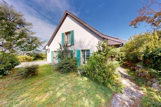 façade avec property visible, pelouse, from property, day time, et bardage en stuc