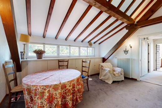 salle à manger avec beamed ceiling, plafond à poutres, radiateur, vaulted ceiling, et plafond voûté