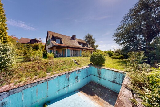 piscine avec day time, property visible, pelouse, et from property