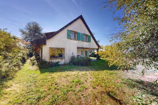 façade avec property visible, pelouse, from property, et day time