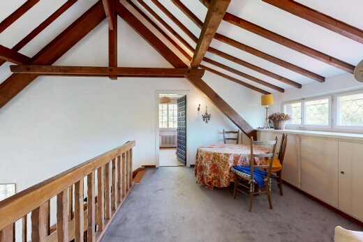 salle à manger avec vaulted ceiling, plafond voûté, high end ceiling, beamed ceiling, et plafond à poutres