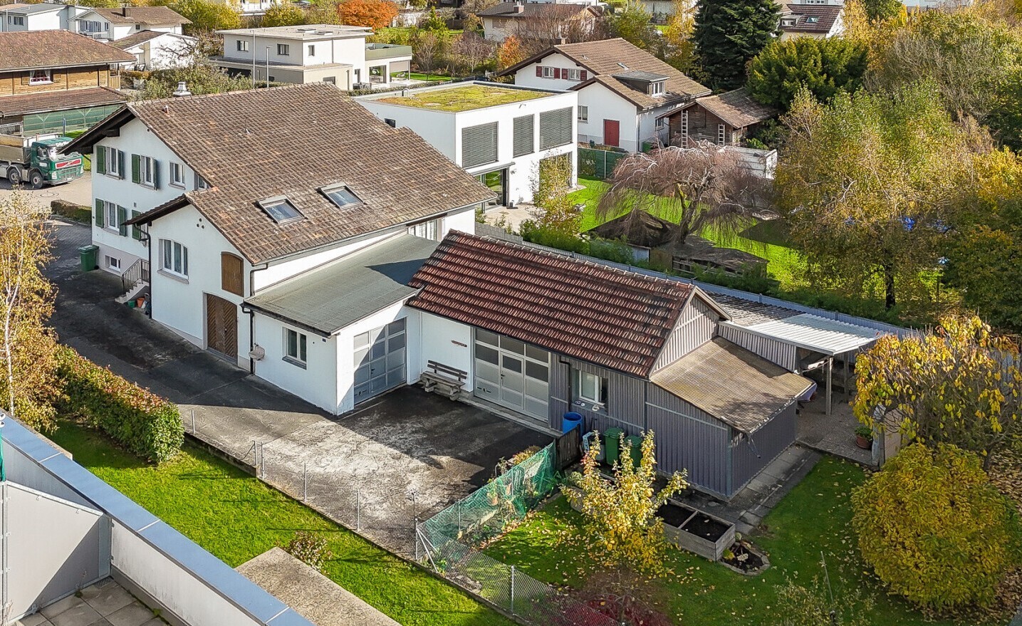 außenansicht mit ziegeldach, drone view, residential view, wohngebietblick, und auffahrt