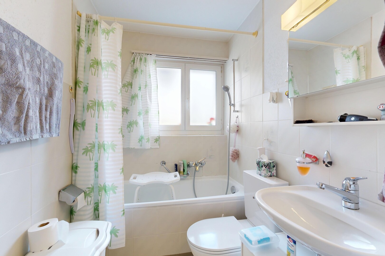 bad mit tile wall, fliesenwand, toilette, spiegel, und inside property