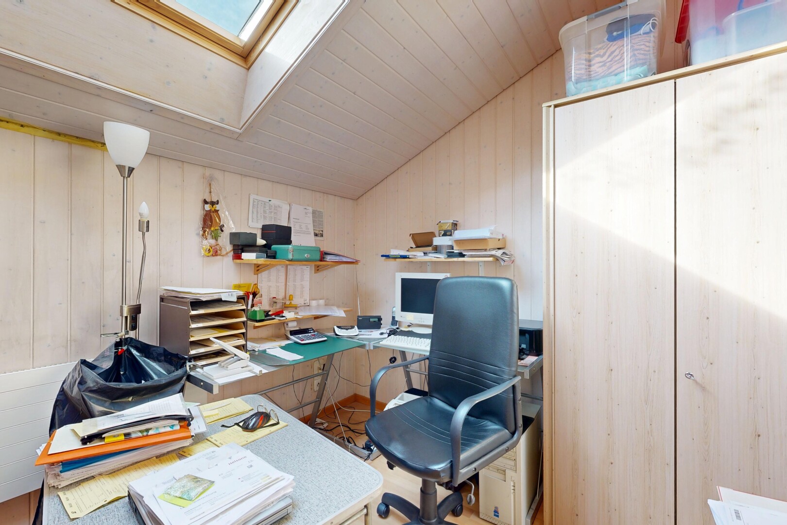 büro mit bürobereich, inside property, fernseher, vaulted ceiling, und dachschräge
