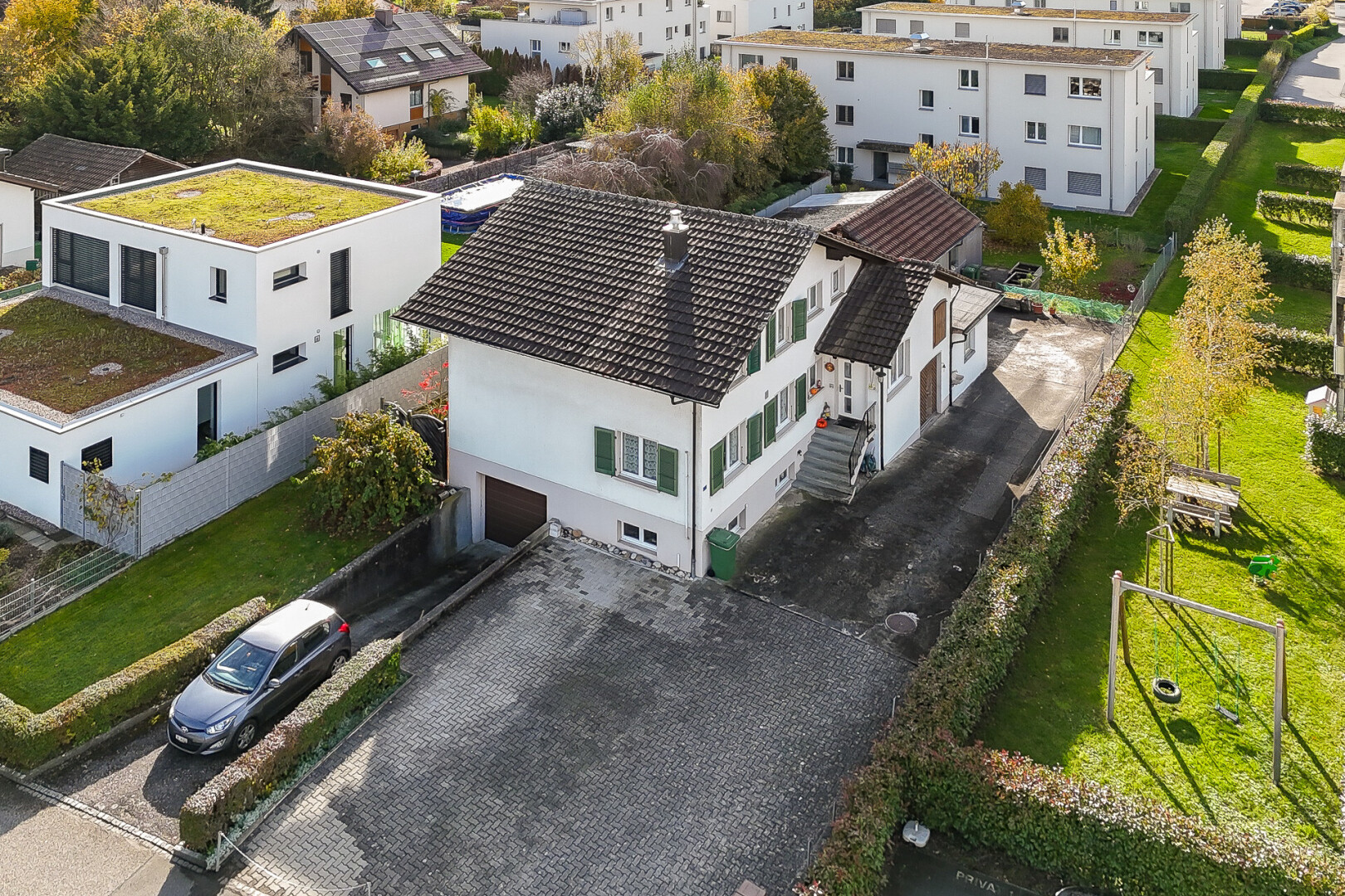 außenansicht mit auffahrt, drone view, stuckverkleidung, und zaun