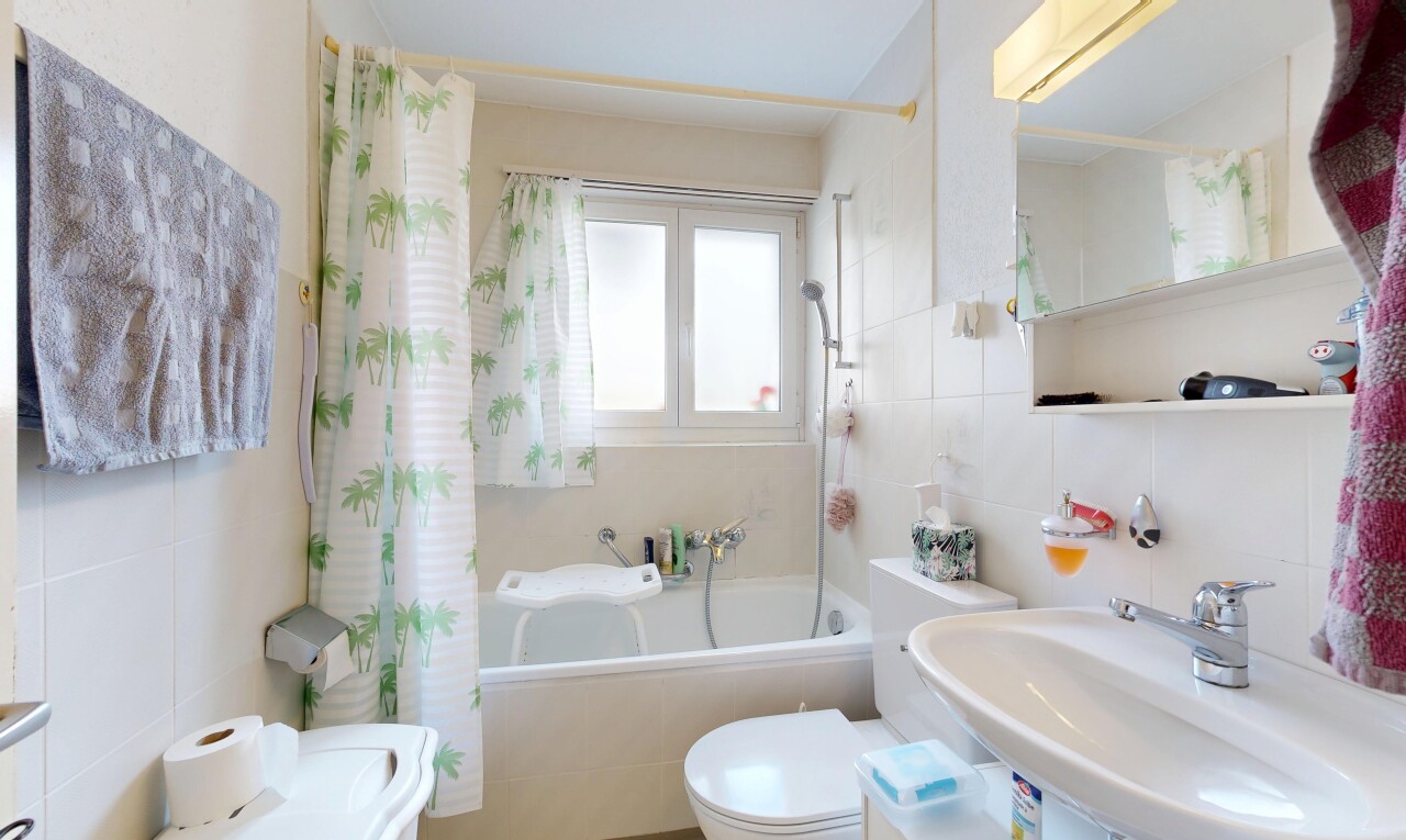 bad mit tile wall, fliesenwand, toilette, spiegel, und inside property