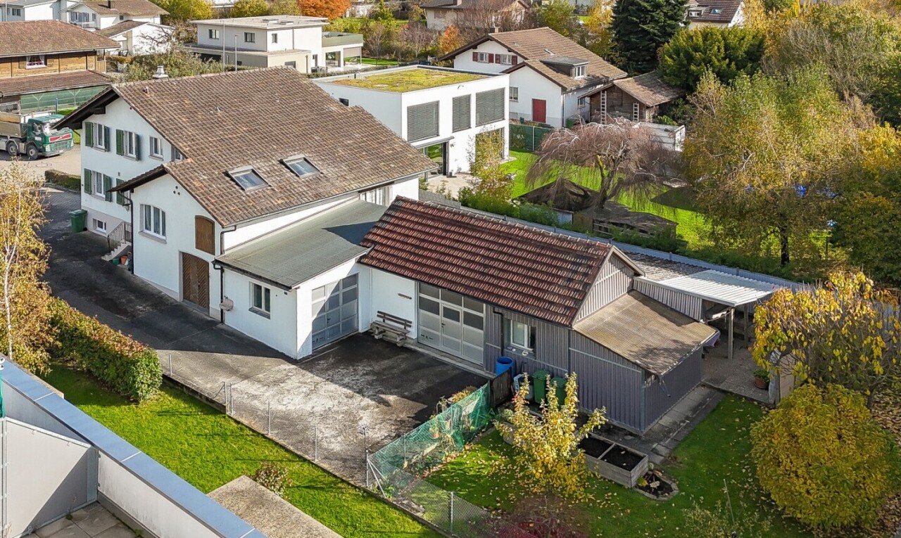außenansicht mit ziegeldach, drone view, residential view, wohngebietblick, und auffahrt
