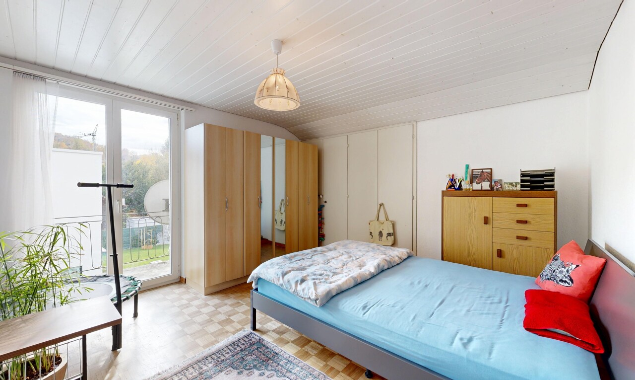 zimmer / schlafzimmer mit natürliches licht, natural light, inside property, außenzugang, und vinylboden