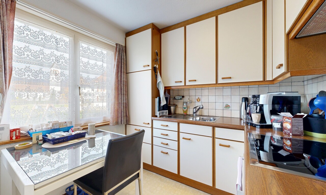 küche mit weiße schränke, natürliches licht, natural light, inside property, und küchenrückwand beim herd