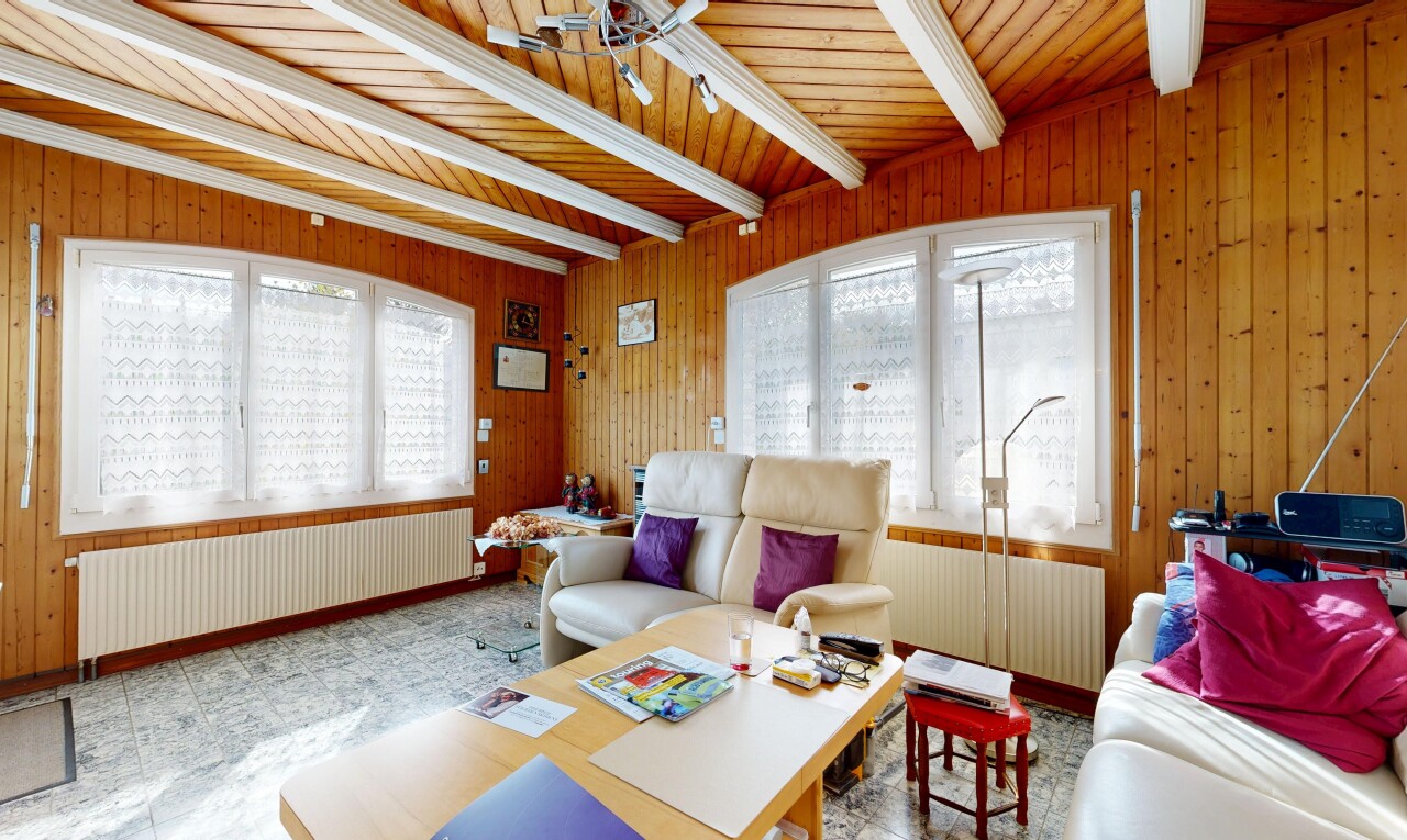 wohnzimmer mit kühler, wood wall, holzwand, inside property, und beamed ceiling